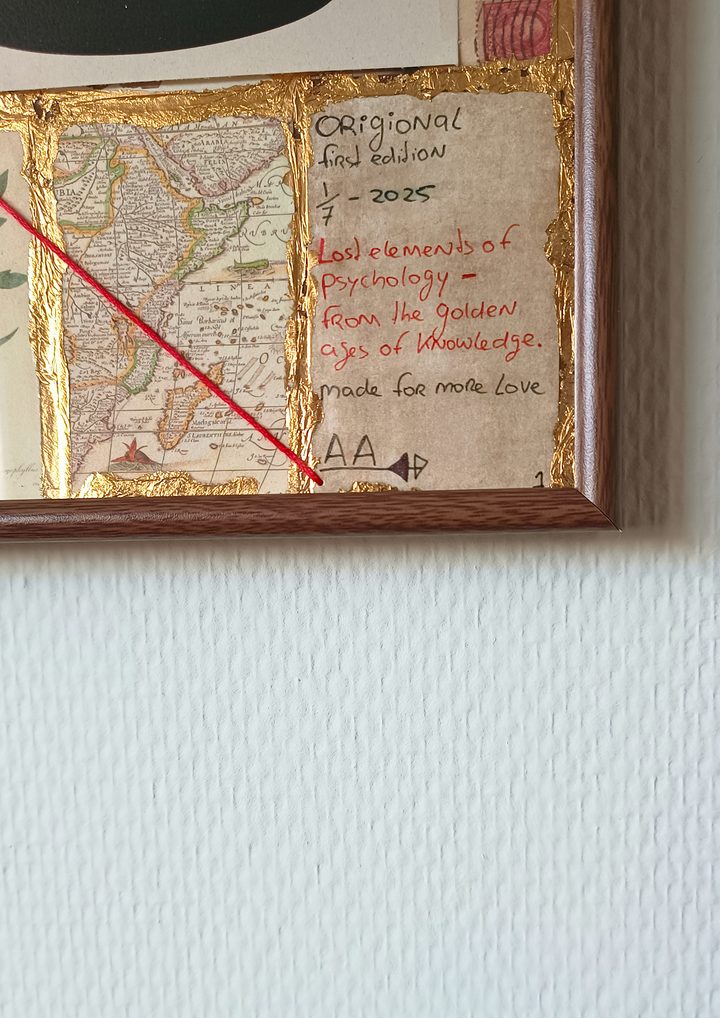 De rechteronderhoek van werk 1, met het handgeschreven label naast een oude landkaart.