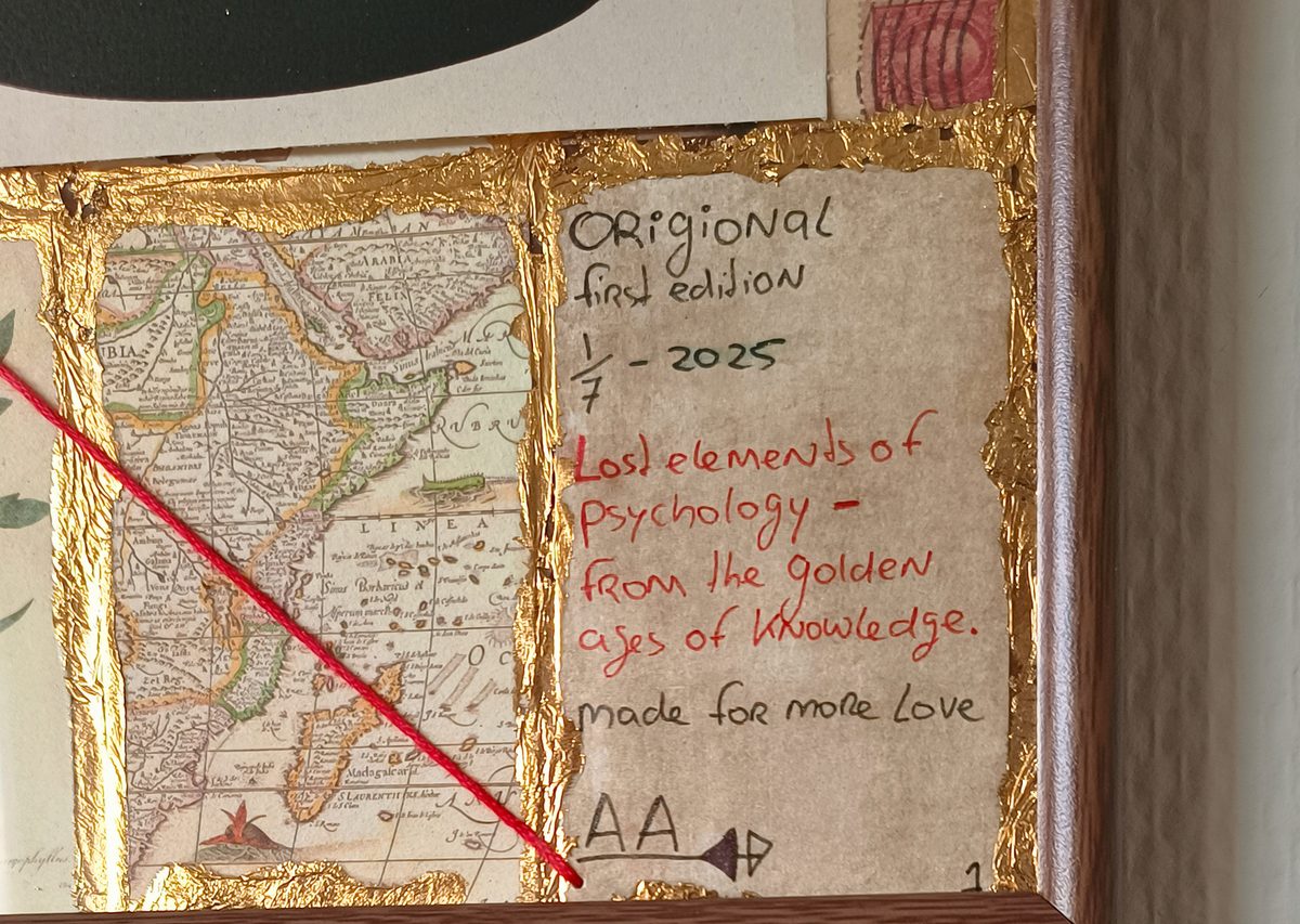 Het handgeschreven label rechtsonder op het werk, naast een fragment van een oude landkaart met bladgoudkleur.